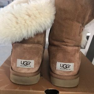 Ugg W Bailey Button (Chesnut color) Size 7
